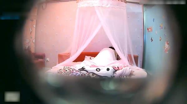 宾馆偷拍娇小漂亮的短裤小美女被个子貌似1米9以上的男友不停爆插,射完又干,个子太高美女翘着屁股男的还没发操!